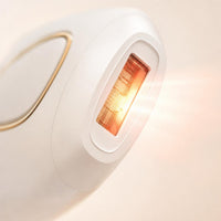Primer plano del cabezal de luz de la depiladora IPL Séda con un destello